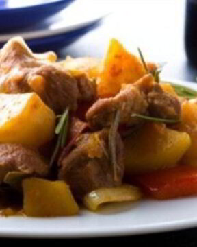 Рагу из свинины с картофелем и перцем чили