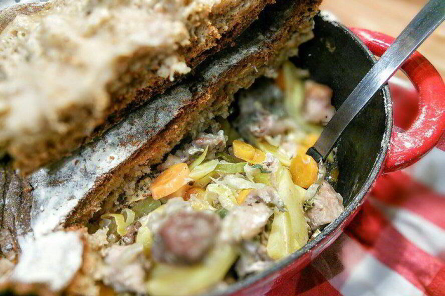 Рецепт слоеного рагу из мяса и овощей под хлебной корочкой