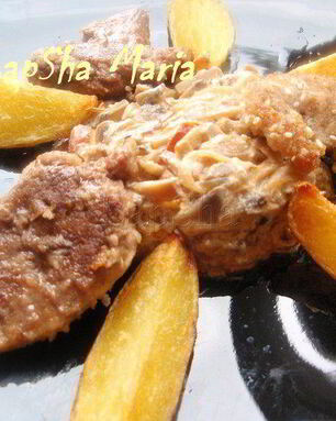 Утиное филе в кунжуте с грибным рагу и картофельными дольками