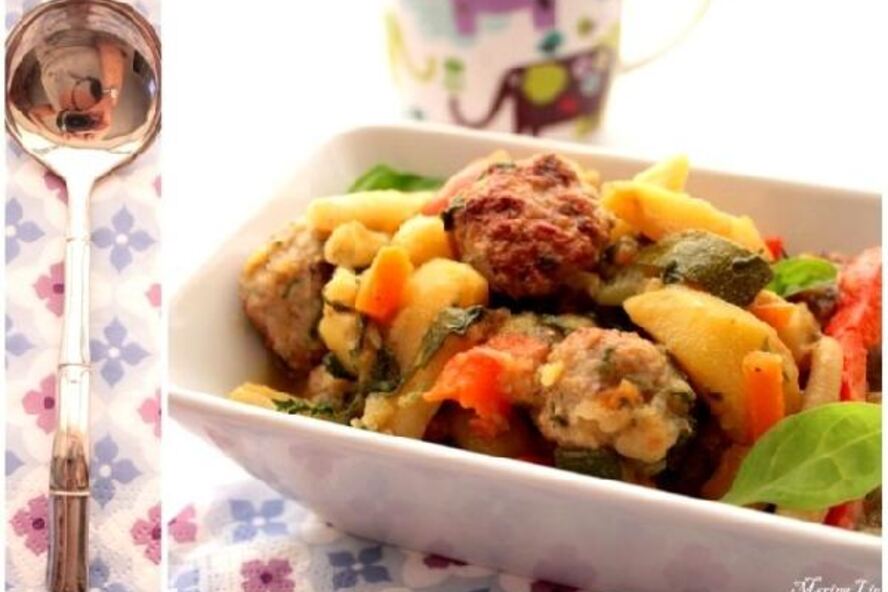 Рецепт уютного рагу из овощей и куриных котлеток