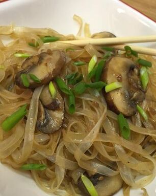 Рисовая лапша с грибами по-тайски