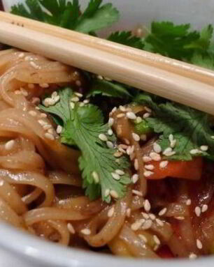 Рисовая лапша с курицей и овощами