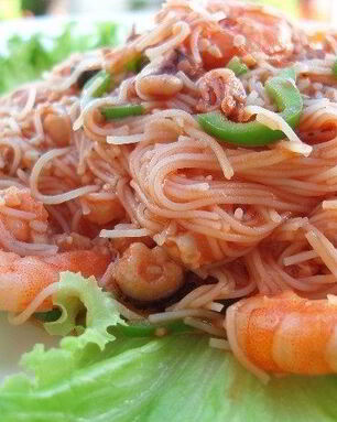 Рисовая лапша с овощами и морепродуктами