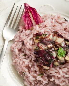 Розовое ризотто с радиккьо и красным вином