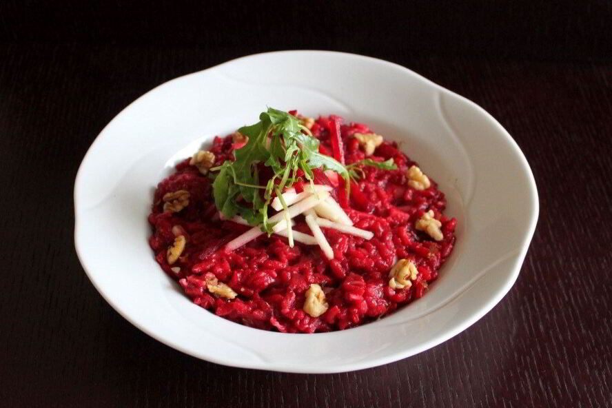 Рецепт свекольного ризотто с яблоком, грецким орехом и сыром бри