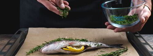 дорада, запеченная с пряными травами и лимоном. Шаг 4