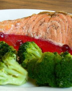 Форель на пару с клюквенным соусом