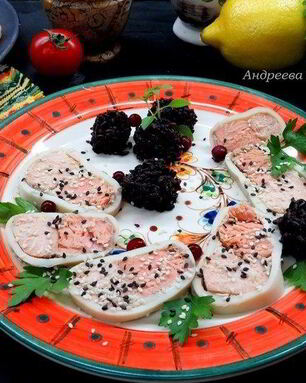 Кальмар, фаршированный лососем