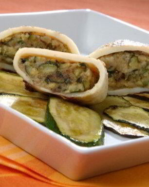 Кальмары, фаршированные цукини, грибами и картофелем