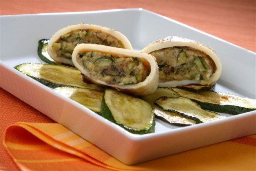 Рецепт кальмаров, фаршированных цукини, грибами и картофелем