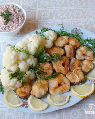 Хек с пряным сметанным соусом