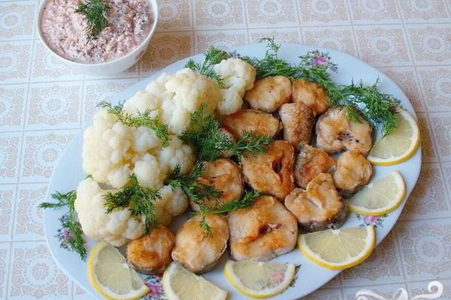 Рецепт хека с пряным сметанным соусом