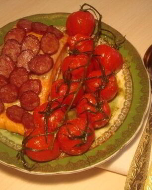 Красная рыба в чешуе из копченых колбасок