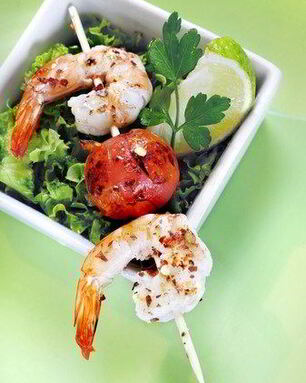 Креветки с помидорами черри на шпажках