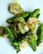 Креветки со спаржей