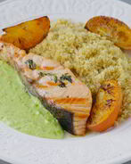 Лосось с киноа, апельсинами и пюре из зеленого горошка