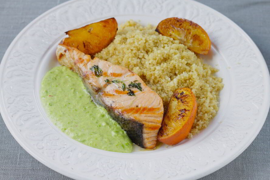 Рецепт лосося с киноа, апельсинами и пюре из зеленого горошка