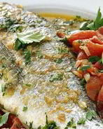 Морской лещ с томатами