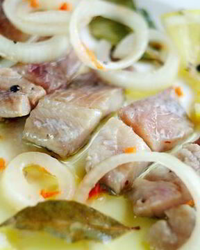 Пикантная селедка по-голландски с лимоном