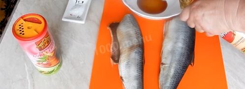 селедка в духовке запеченная в фольге. Шаг 2