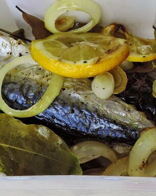 Скумбрия с лимоном и луком в духовке