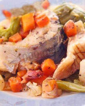 Скумбрия с луком и морковью в духовке запеченная