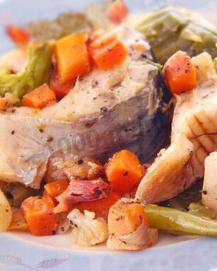 Скумбрия с луком и морковью в духовке запеченная