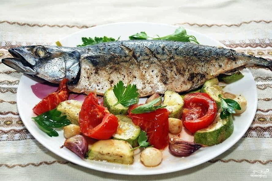 Рецепт скумбрии с овощами в духовке
