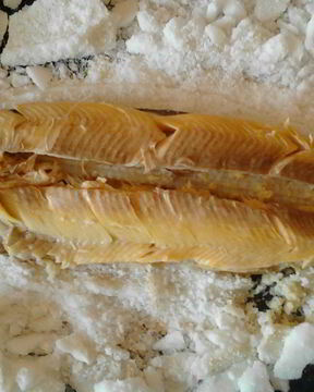 Свежая рыба в корочке из соли