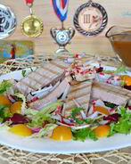 Тунец с овощами и кунжутной заправкой