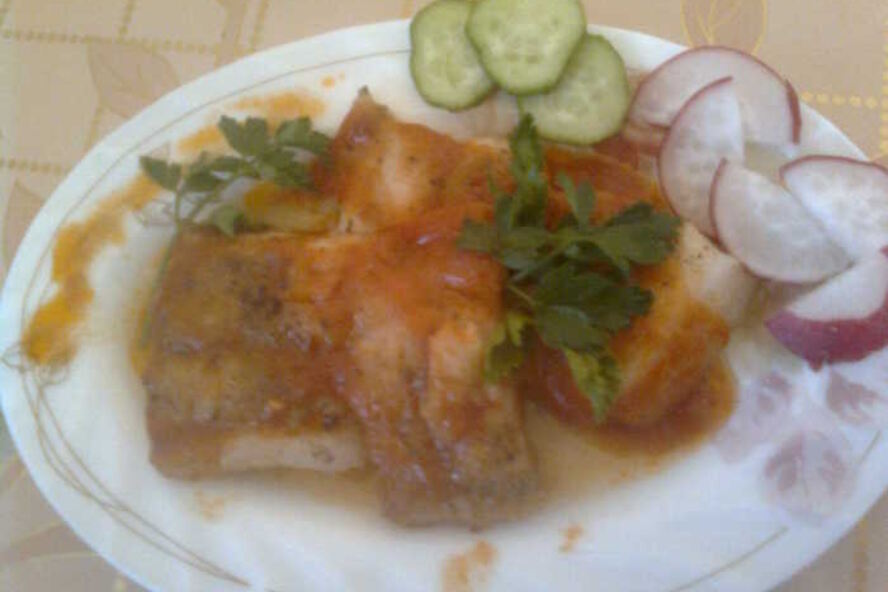 Рецепт запеченной рыбки под томатно-чесночным соусом