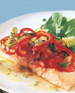 Запеченный лосось под болгарским перцем и помидорами