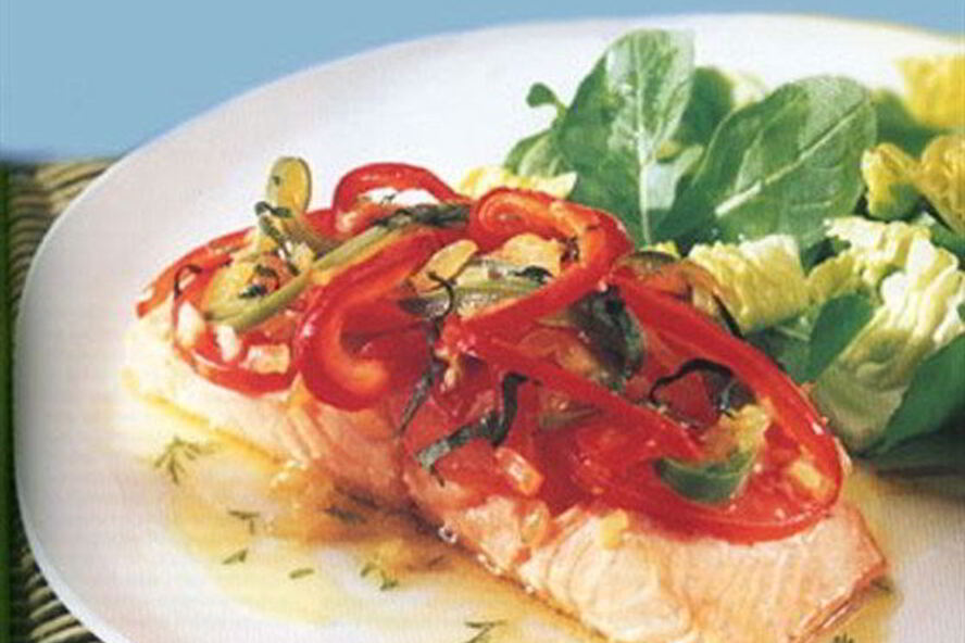 Рецепт запеченного лосося под болгарским перцем и помидорами