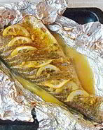 Запеченный толстолоб с лимоном и зеленью