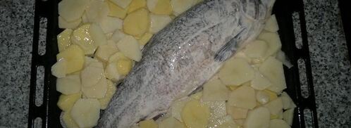 запеченный язь в духовке с картошкой. Шаг 4