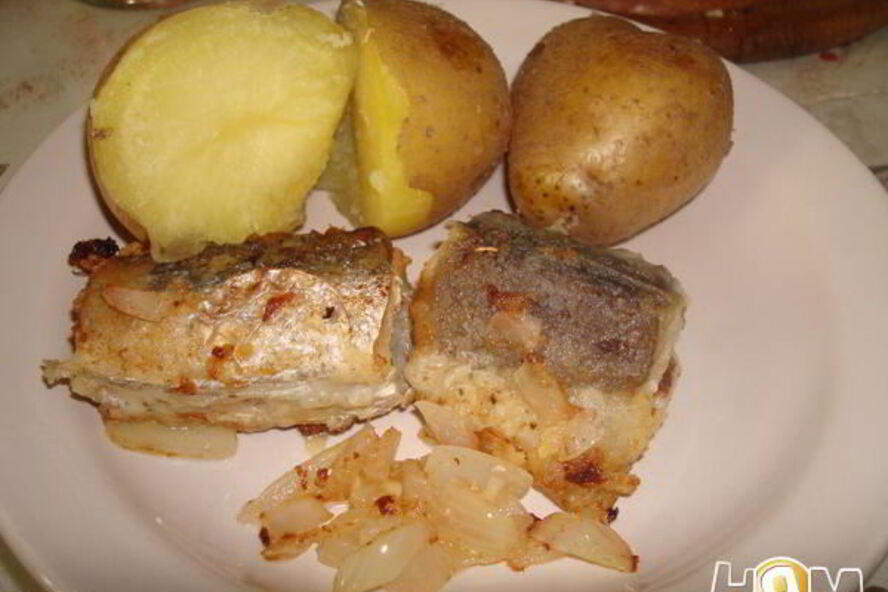 Рецепт жареной рыбы с картошкой и луком