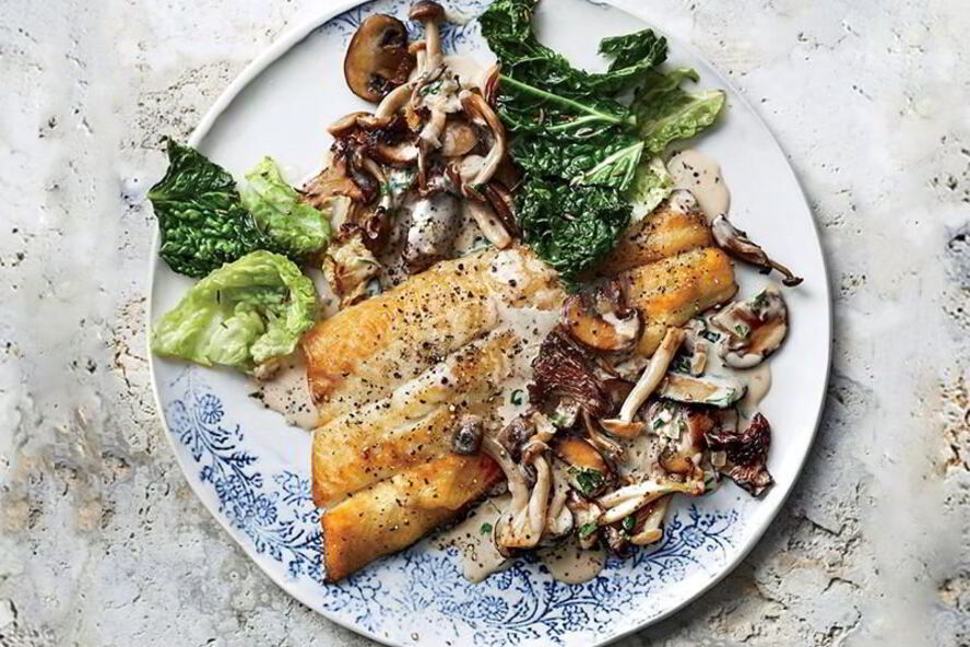 Рецепт жареного сига с грибами в сметане