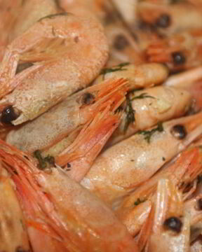 Жареные креветки с чесноком к пиву