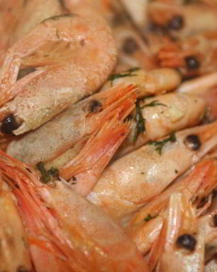 Жареные креветки с чесноком к пиву