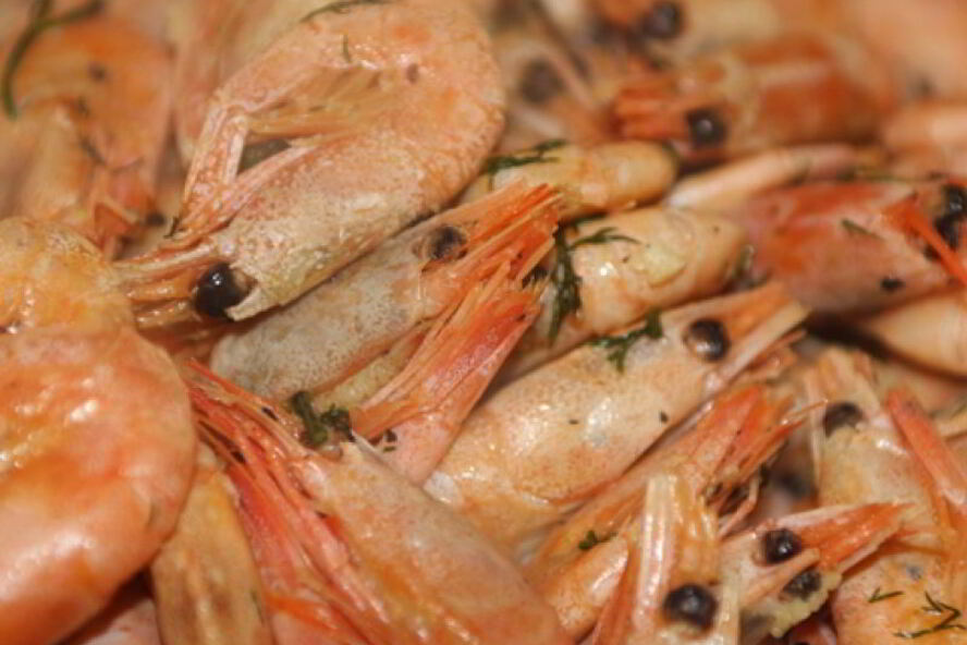 Рецепт жареных креветок с чесноком к пиву