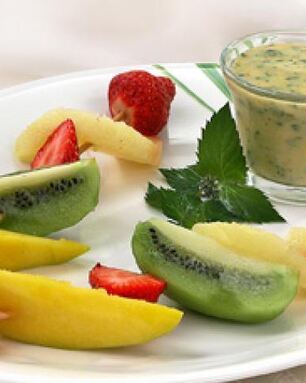 Фруктовые шашлычки с соусом из манго