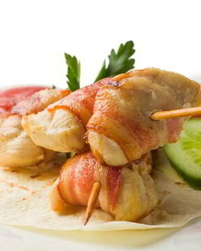 Куриные шашлычки в беконе на шпажках