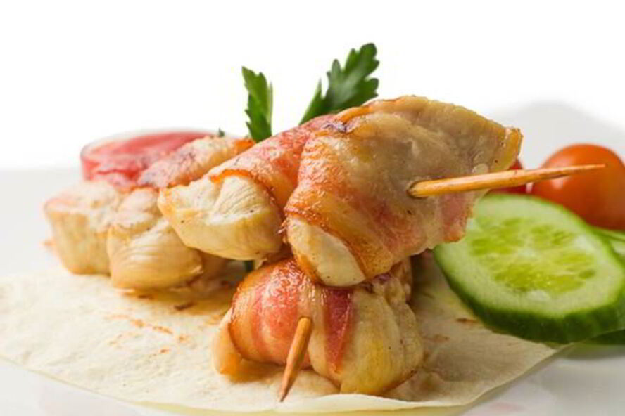 Рецепт куриных шашлычков в беконе на шпажках