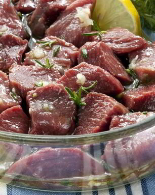Мясо шашлыка с лимоном и чесноком