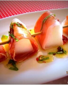 Шашлычки из дыни с прошутто под мятным соусом