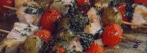 шашлычки из лосося с молодой картошкой под чесночным соусом айоли. Шаг 7