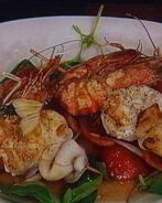 Шашлык — ассорти из морепродуктов с салатом из грейпфрута