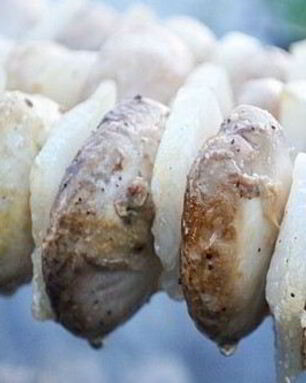 Шашлык из шампиньонов с салом