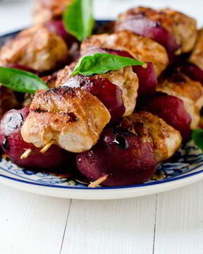 Шашлык из свинины со сливами на гриле