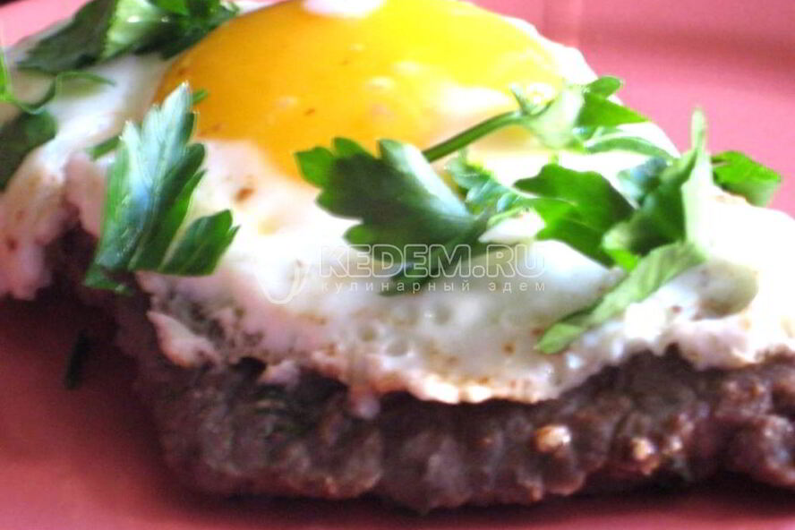 Рецепт бифштекса, стейка из говядины с яйцом